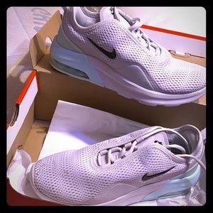 Nike air max’s motion 2
